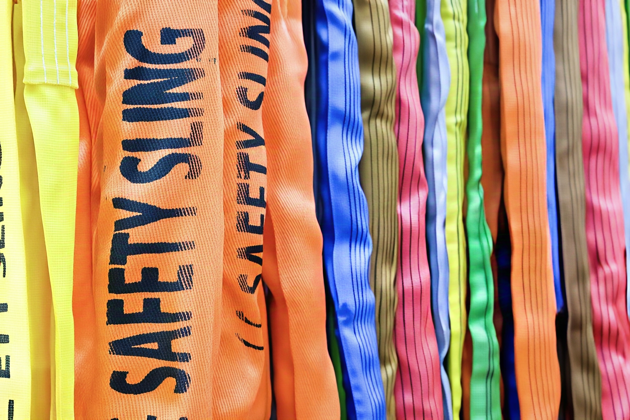 Dəyirmi Sling vs Flat Webbing Sling: Səmərəlilik və Təhlükəsizliyi qaldırmaq üçün son bələdçiniz